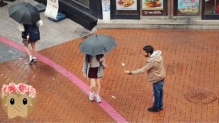 تجربة اجتماعية في كوريا – شوفوا ردة فعل البنات لما عطيناهم ورد!