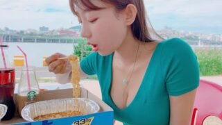 [ENG/KR] 라면 먹고 갈래? 나랑 한강 라면 데이트 하자ㅣ브이로그 (feat.배드민턴)