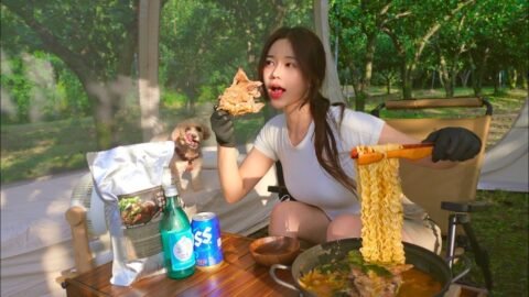 늦여름 과수원에서 사방이 메쉬로된 텐트치고 뼈해장국에 소맥말아마시기 | 타향골따귀탕 | 맥반석오징어와 콘치즈 올린 핫도그먹기