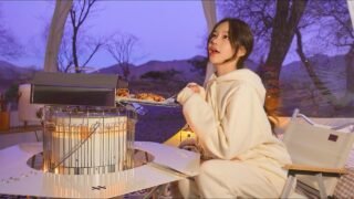 물안개 피는 강가앞 난로오븐에 피자빵 구워먹고 삼겹살에 소주한잔 (불닭볶음탕면, 호빵) | 따뜻한 겨울캠핑룩 추천 | 애견동반캠핑