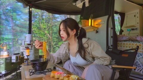 아무도 없는 깊은 산속 270도 회전 어닝 텐트에서 하룻밤 | 화끈하게 매운 신상라면과 삼겹살 구워먹기 | 오색유부초밥 | 레이캠핑카