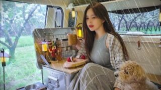 🌧비내리는 꽃밭 작은 자동차 에서의 하룻밤 | 미나리전에 도토리묵 무침 달달한 연유막걸리 한잔 | 딸기찹쌀떡, 뜨끈한 뼈다귀탕 | 애견동반캠핑