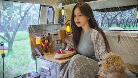 🌧비내리는 꽃밭 작은 자동차 에서의 하룻밤 | 미나리전에 도토리묵 무침 달달한 연유막걸리 한잔 | 딸기찹쌀떡, 뜨끈한 뼈다귀탕 | 애견동반캠핑