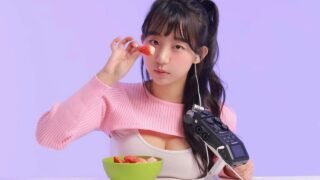 [ASMR] Strawberry Eating Sounds 🍓 과즙 터지는 딸기 소리