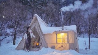 ❄️앞이 안보일 정도로 폭설 내리는 숲에서 오두막 같은 텐트치고 하룻밤 | 모닥불에 옥수수구워먹고 전복무스비 만들어 먹기 | 마시멜로 스모어