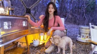 조용한 산속에서 캠핑 중 내리는 예기치 못한 소나기 | 난로에 구운 누룽지 통닭다리와 명란크림우동 | 갑자기 찾아온 무단침입범?