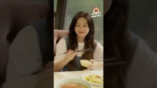 สาวใจดีเลี้ยงข้าวผัดให้เด็กหลงทางหนึ่งจาน ใครจะคิดว่าเด็กดันยืนกรานให้พ่อ CEO แต่งงานกับเธอ!