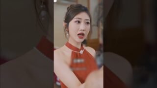 บอสสาวสุดแซ่บ ใช้แบล็กการ์ดช่วยชายพิการข้างถนน—ใครจะคิดว่าเขาคือเชฟระดับท็อป!