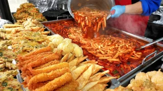 12판씩 다 팔리는 역대급 정류장 떡볶이? 20년 단골 연예인이 한달에 한번씩 온다는 매콤 떡볶이 맛집 등. 맛있는 분식 영상 몰아보기┃BEST3 Korean street food